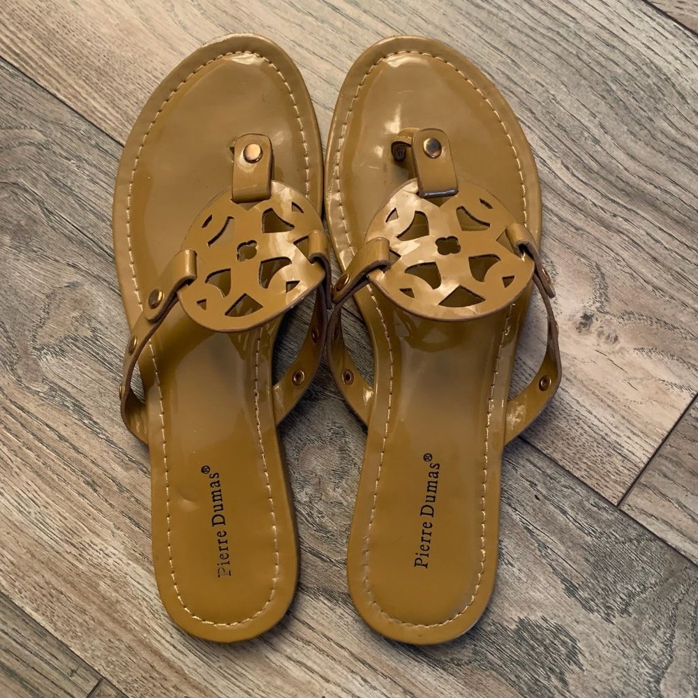 PIERRE DUMAS WOMEN'S‎ LIMIT-20 MEDALLION FLIP FLOP SANDALS MOCHA 7.5